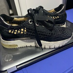 Softwaves Athleisure Shoe with ribbon tie. Perfect condition. Size 39 8.5